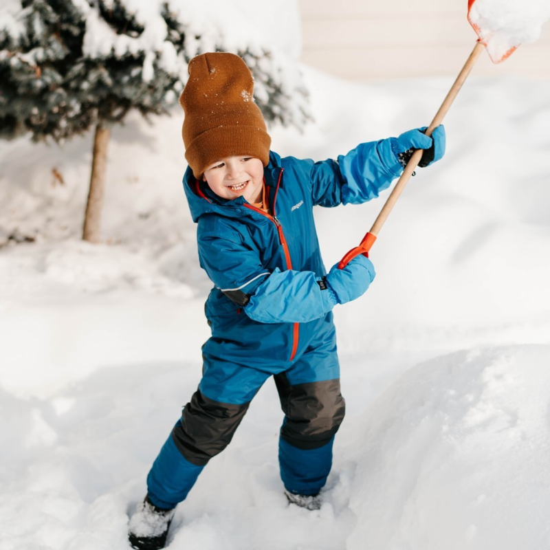 Child sledding in L-Bow Northern mittens, 100g insulated kids mittens